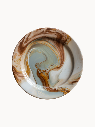 Widok z góry na okrągły ceramiczny talerz pokryty błyszczącym, marmurkowym szkliwem z zakręconymi wzorami w odcieniach brązu, ochry, bieli i jasnej szarości.
