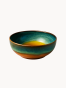 Okrągła ceramiczna miska z błyszczącym szkliwem reaktywnym, tworzącym gradient głębokiego morskiego błękitu, turkusu oraz miodowo-bursztynowego środka.