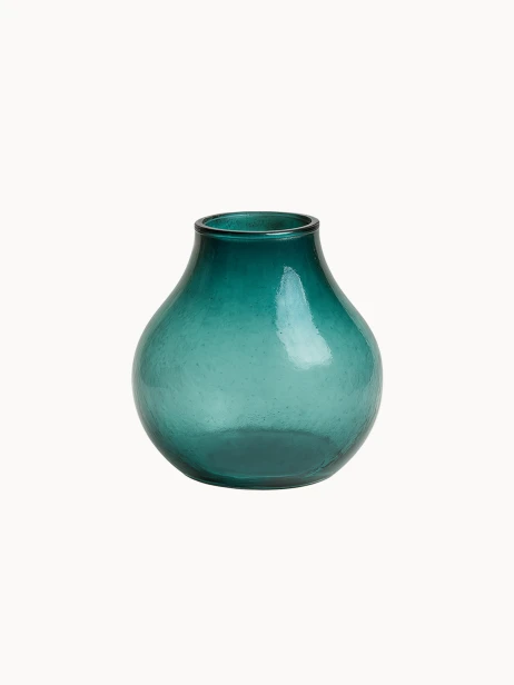 Mały, półprzezroczysty szklany wazon o pękatym, zaokrąglonym kształcie i krótkiej, zwężanej szyjce, na jednolitym białym tle.