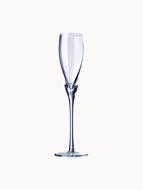 Elegancki kieliszek do szampana, osadzony na  wysokiej  nóżce.