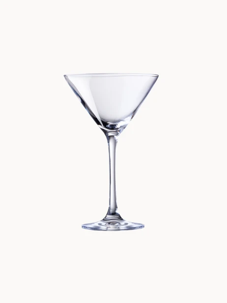 Klasyczny, przezroczysty kieliszek do martini z stożkowatą czarką, oparty na smukłej nóżce.
